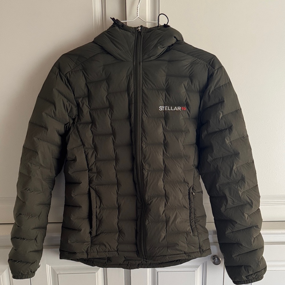 Stellar Green Puffer Jacket. Men’s M Color is olive. Original price $399
